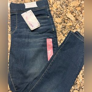 Levi Pull on Skinny Jean 16S
